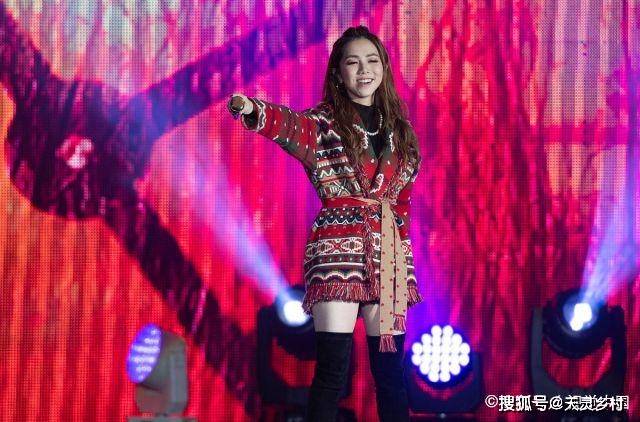 黑色 杨颖,“万花筒”连衣裙配黑色腰带,甜美又显身材