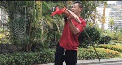 显得 赵文卓不愧是“最帅法海”，穿红T恤配黑中裤，尽显成熟硬汉身材