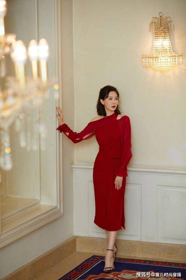 高跟鞋 陈数秀身材只是蜻蜓点水！穿一条黑色露肩礼服裙，温婉知性