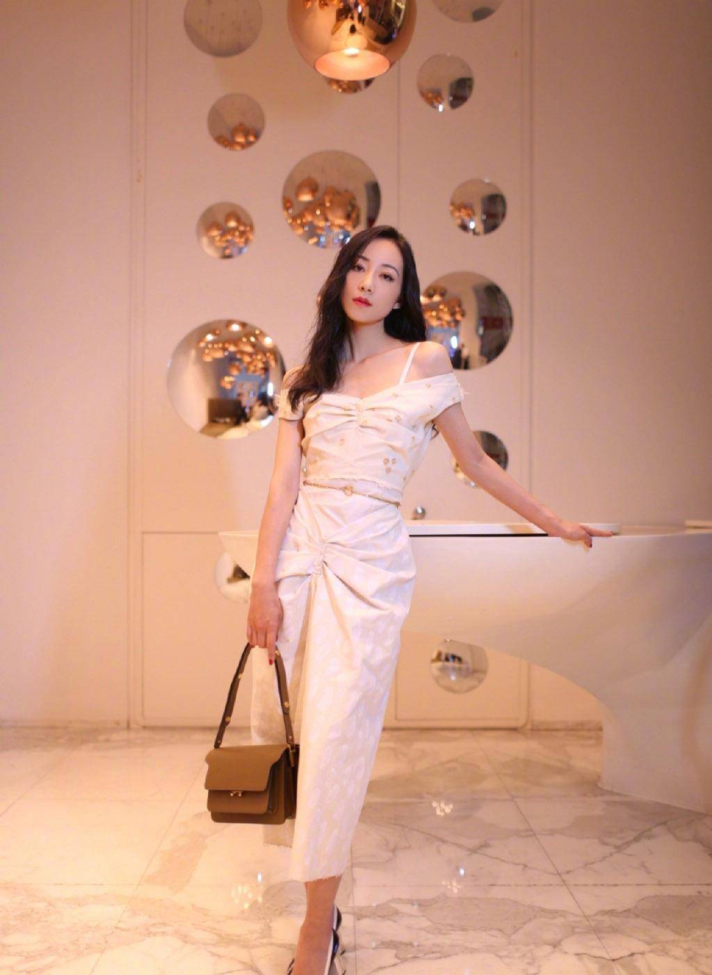 女神 韩雪更美了，穿一字肩白色修身长裙，踩“斑马纹”粗跟鞋优雅大气