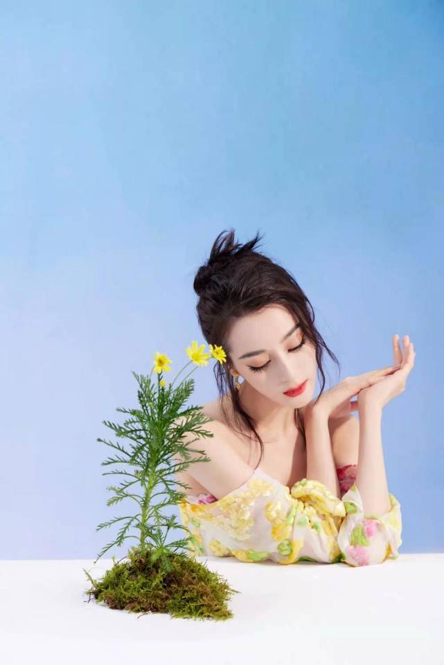 刺绣 热巴真是老天爷赏饭吃！一袭彩色刺绣裙像把春天穿身上，颜值开挂