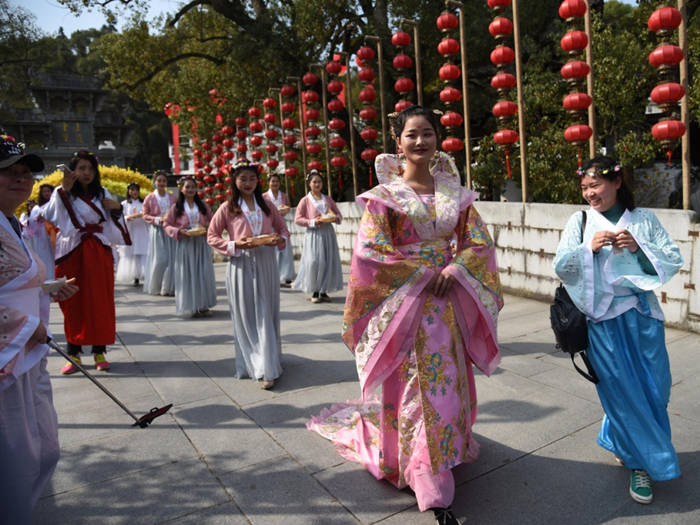 中国最“傲娇”景区：进景区必须穿汉服，保洁大妈也不例外