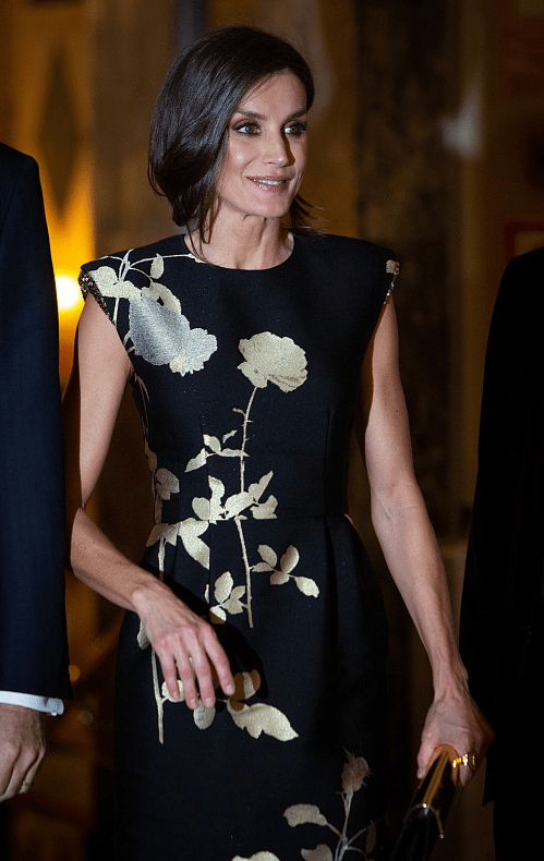 显得 别再说印花裙土了，西班牙王后穿起来优雅又时髦，看着一点都不丑