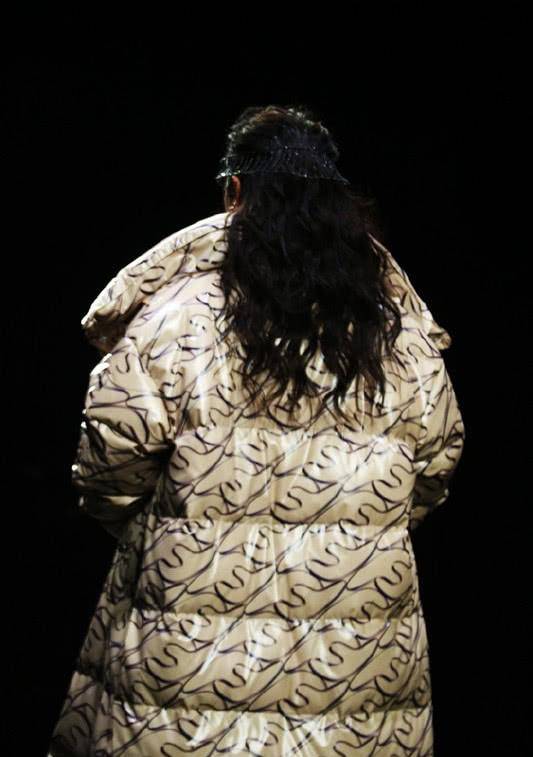 切换 陈志朋再登T台，切换两套原始风造型，穿羽绒服踩木靴够有气场！