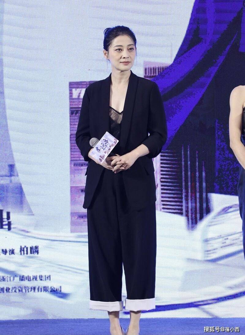 设计 梅婷在国外真会穿，穿黑白花纹外套凹造型，扑面而来的高级感！