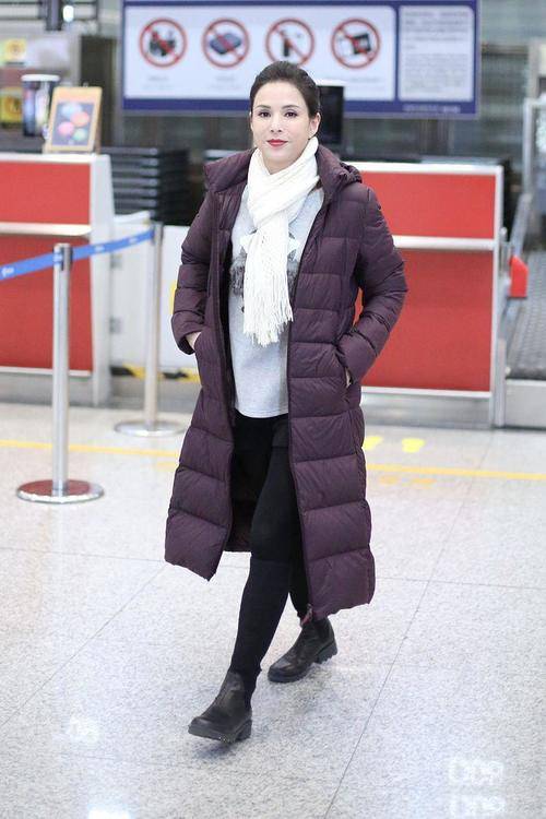 服装 关掉美颜后的李若彤回归现实，面容虽然很憔悴，但穿搭依旧时尚