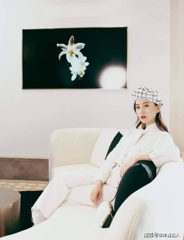 短裙 刘诗诗气质优雅，白色高领衫配短裙秀好身材，筷子腿太抢眼