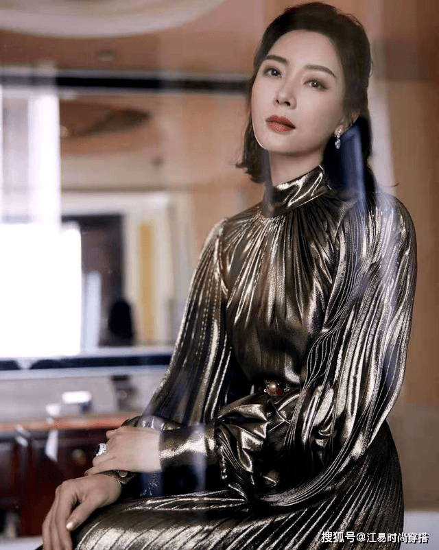 金色 陈数不愧是“气质女人”,穿一袭金色百褶裙,美得优雅高级
