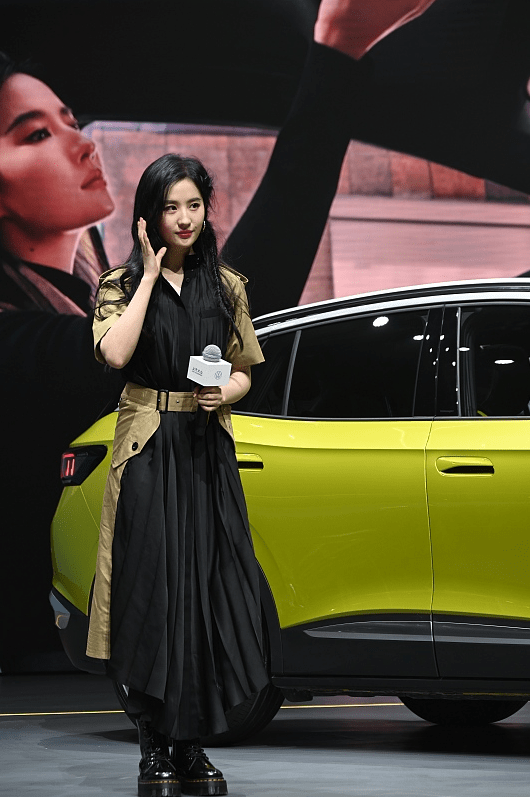 金色 生图下的刘亦菲看着有些疲惫，可穿拼色的裙子还很精致，挺美的