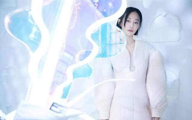 显得 谭卓穿出女人味!紫色长裙展现完美身材,明媚又温柔