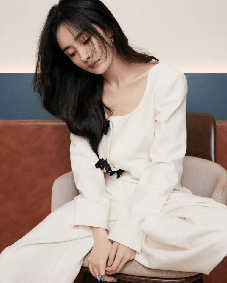 侵权 杨幂，把3分美的红裙，穿成了10分？马屁还有这么拍的吗？