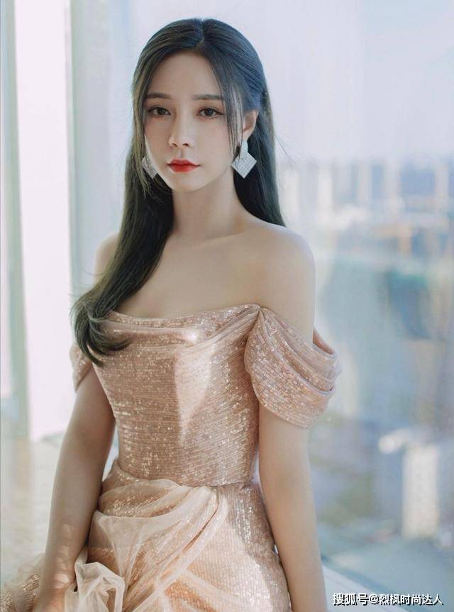 手套 沈梦辰身材曼妙，抹胸上衣配皮短裤复古美艳，红色手套成焦点