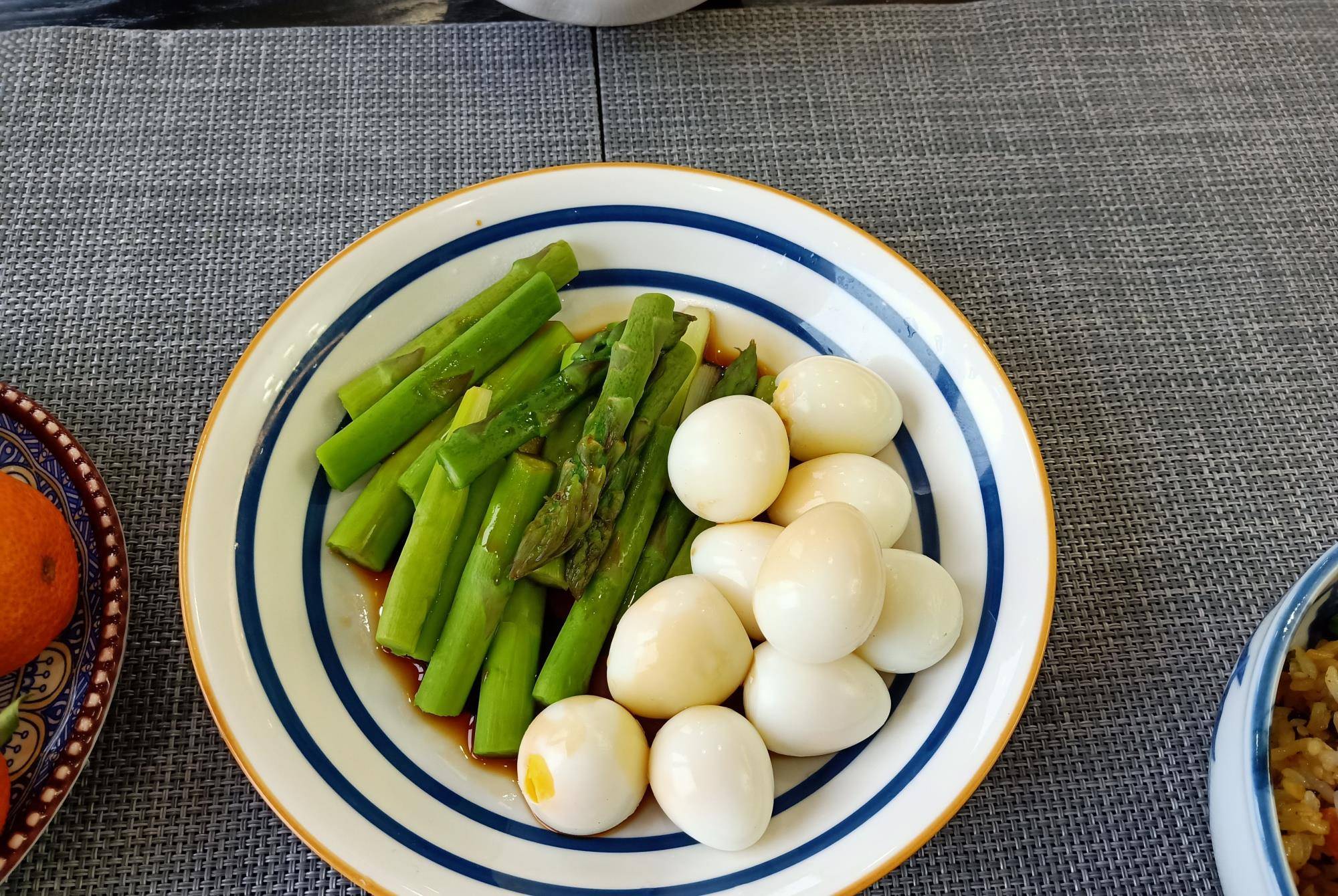 神兽|娘儿俩的早餐火了,不要低估神兽的胃口,满满一桌,转身就光盘