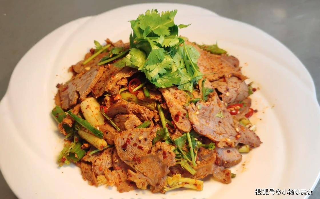 干拌牛肉是一道比较经典的川菜,它采用的是牛腱子肉,比较结实,吃起来