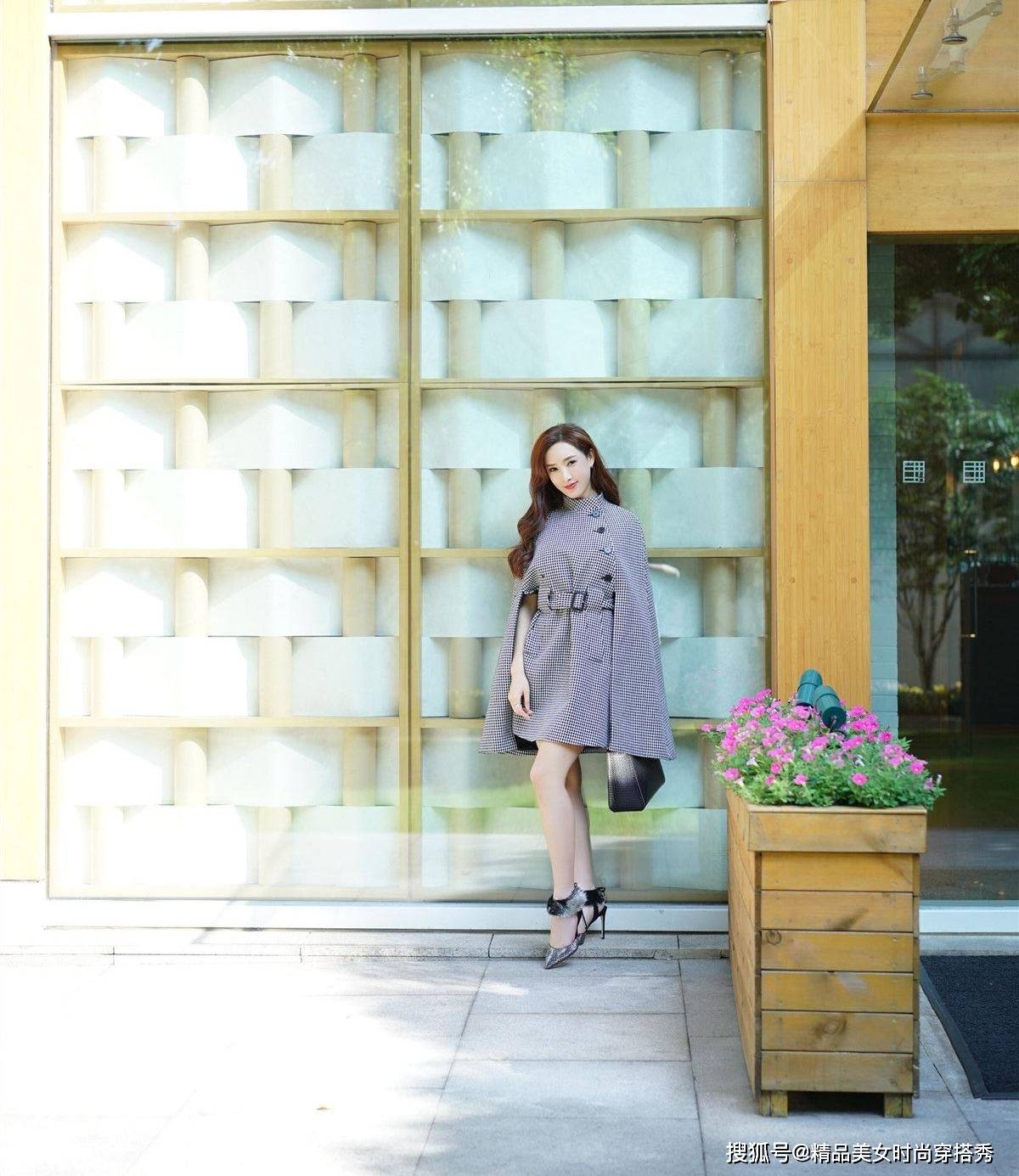 个性 黑色的无袖小衫下搭条纹的阔腿裤，潮范十足