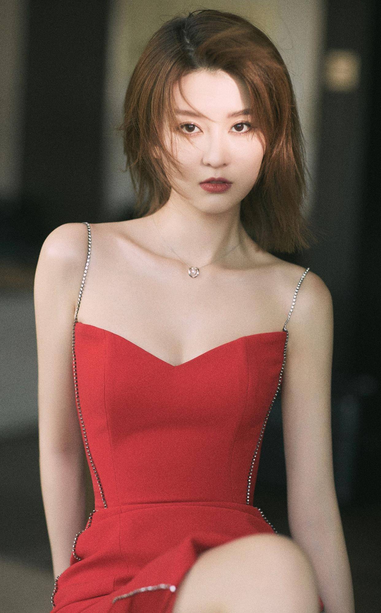 钟楚曦“妆感美人”的烦恼：戚薇素颜没气质，钟楚曦淡妆撞脸萧敬腾
