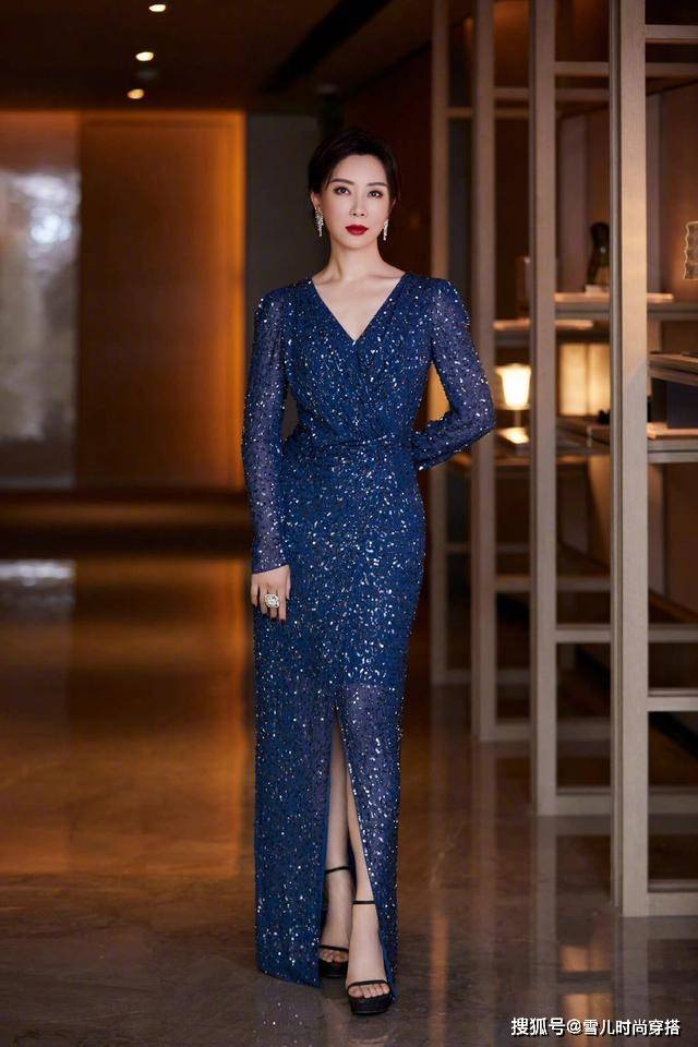 高跟鞋 陈数秀身材只是蜻蜓点水！穿一条黑色露肩礼服裙，温婉知性