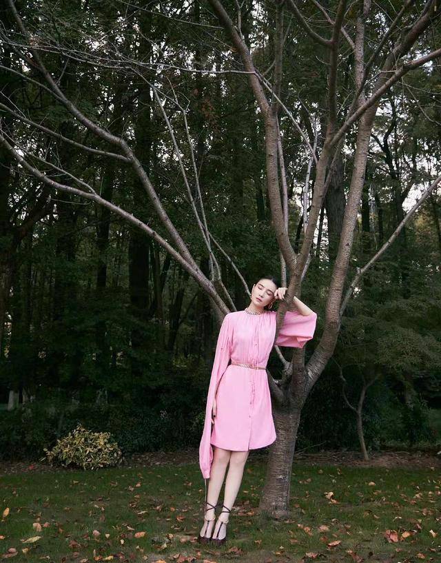 宋佳 宋佳穿搭接地气，白色连衣裙简约优雅，造型干净清爽还抢眼