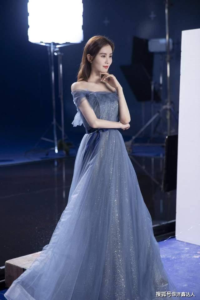 短裙 刘诗诗气质优雅，白色高领衫配短裙秀好身材，筷子腿太抢眼