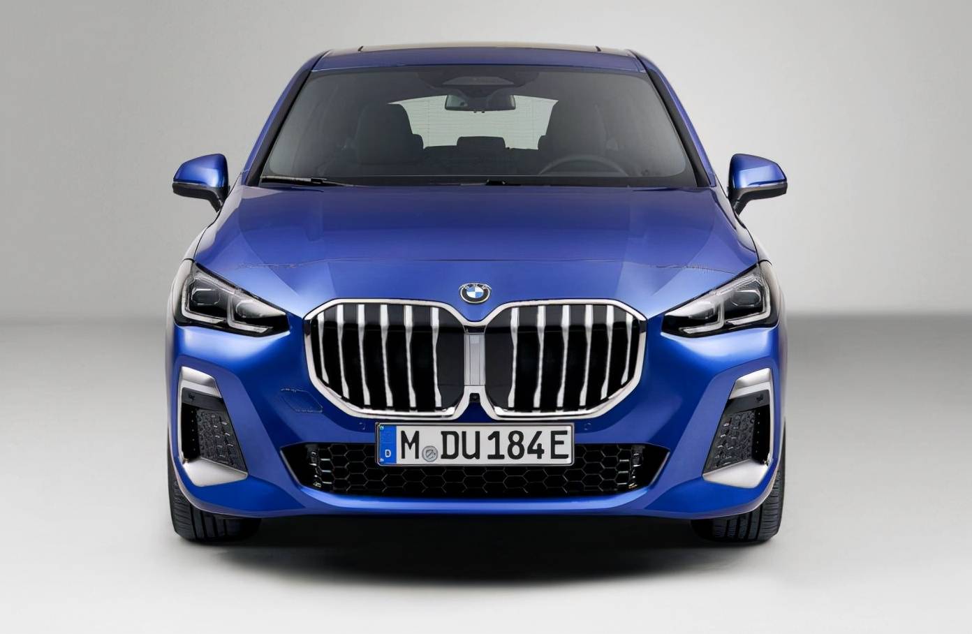 而且貌似还有m版和luxuryline的区分,也就是下面的蓝色和上面的白色