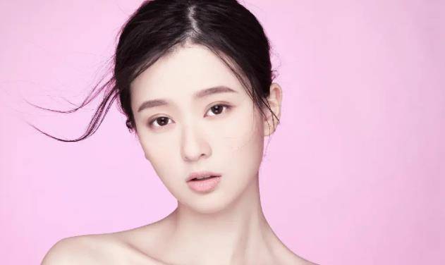 钟楚曦“妆感美人”的烦恼：戚薇素颜没气质，钟楚曦淡妆撞脸萧敬腾