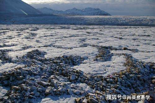 辰土和丑土中含水为湿土,辰为阳湿土,温湿之土,丑土为阴土,为寒湿之土