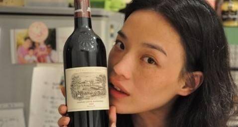 睡眠|为什么女明星喜欢喝红酒？睡前喝红酒，到底能给女性带来哪些好处