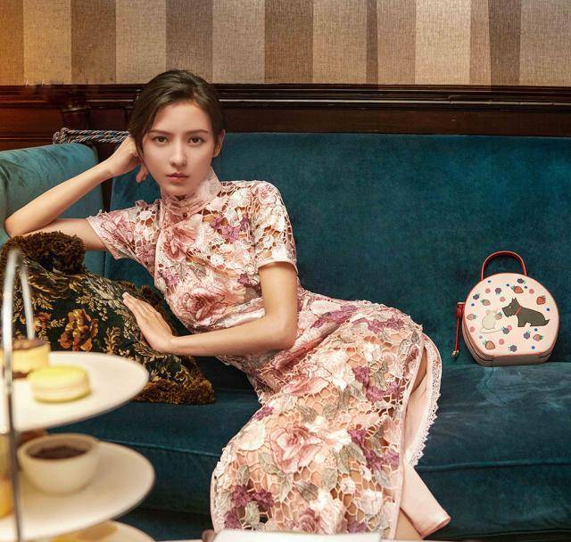 长发 陈都灵旗袍造型太惊艳！长发披肩五官清丽惹人怜，自曝体重引热议