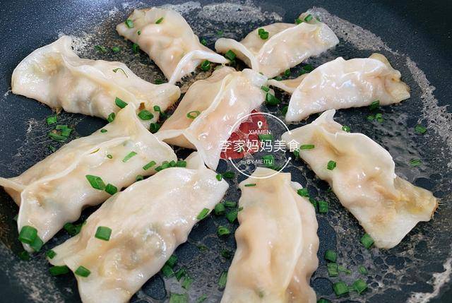 小孩|全家最爱的胡萝卜鲜肉锅贴，提前包好冻起来，早上8分钟搞定早餐