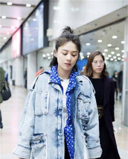 卫衣叠 马思纯真的瘦回去了！牛仔外套搭配休闲裤很青春，丸子头更显甜美