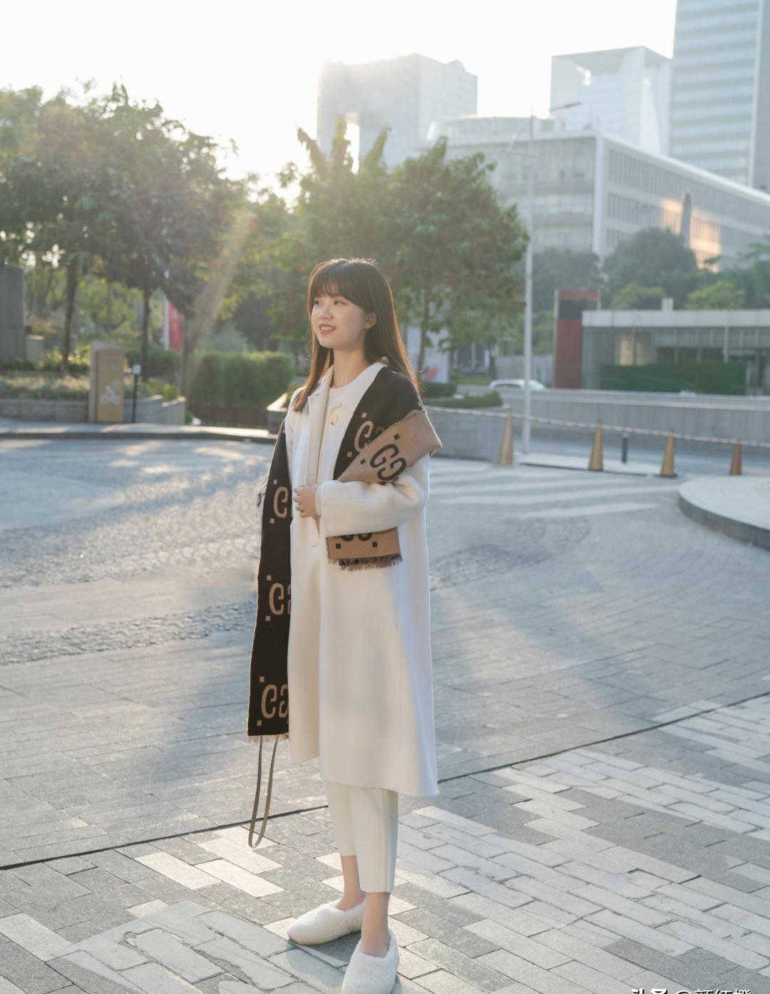 感觉 小姐姐穿出小家碧玉的感觉?只用一件大衣配上九分裤,时尚又洋气