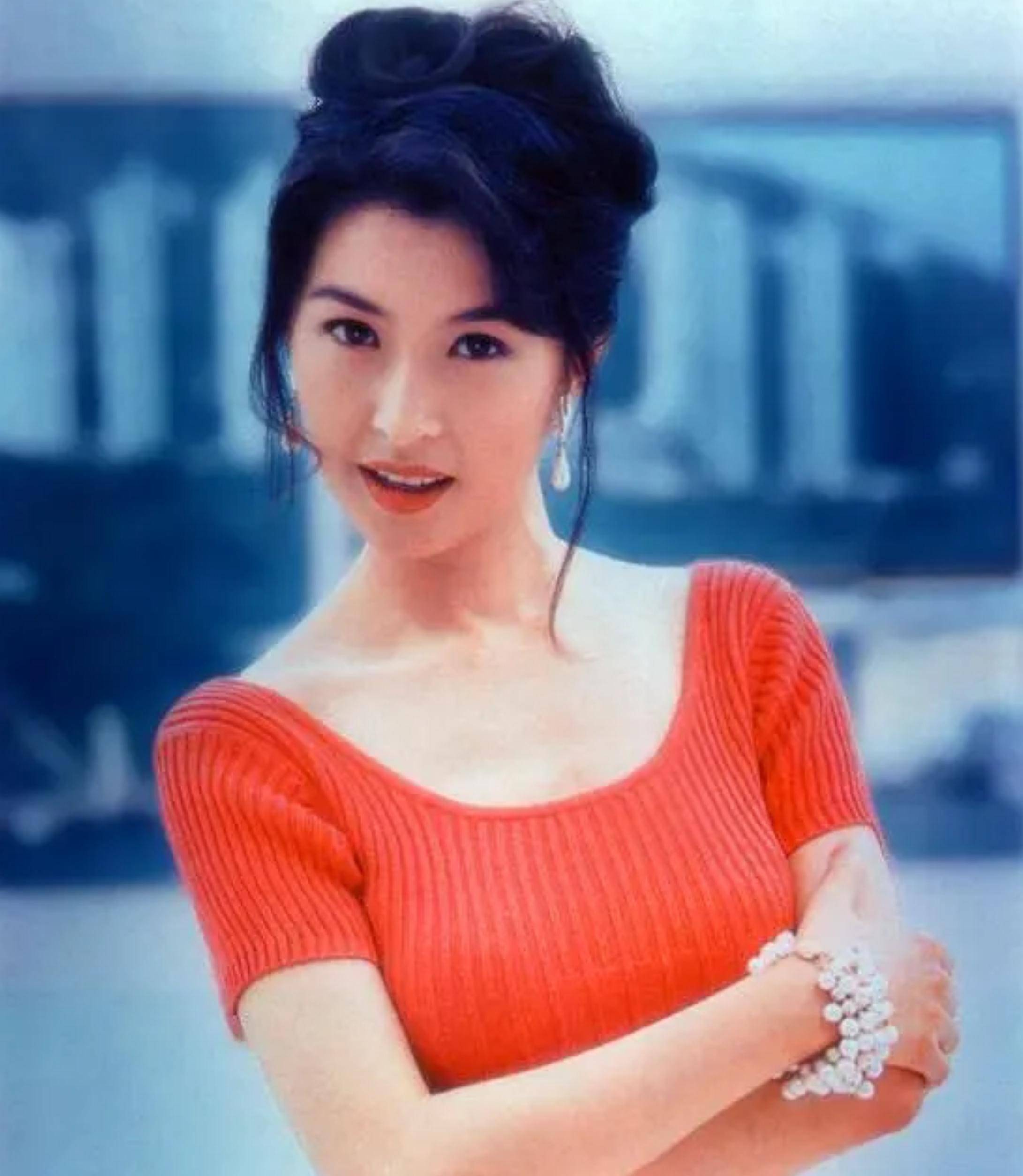 情史干净的10位女星,各有各的浪漫,有人已与丈夫相爱38年!