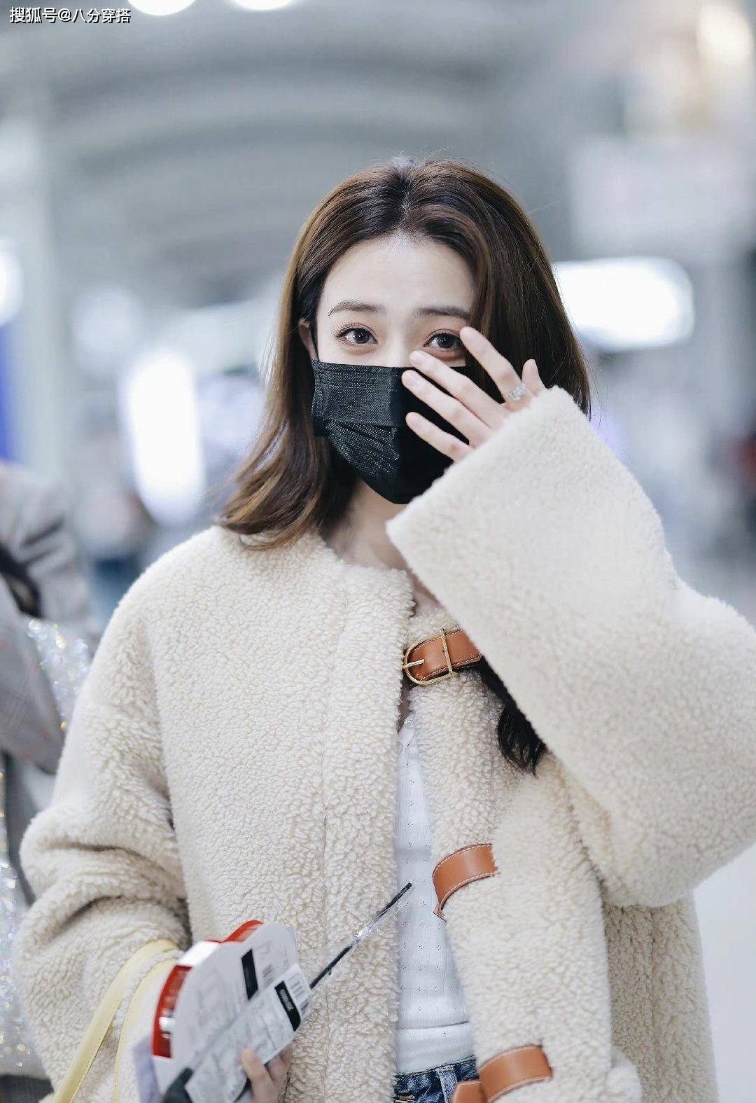 白卫衣 徐璐私服太时尚,白卫衣配牛仔裤都如此时髦,看起来像18岁的少女