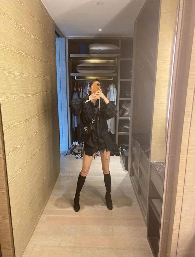 黑色 王子文个子不够比例强撑！穿黑色look外套个性酷炫，大长腿太抢镜