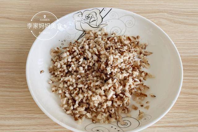 小孩|全家最爱的胡萝卜鲜肉锅贴，提前包好冻起来，早上8分钟搞定早餐