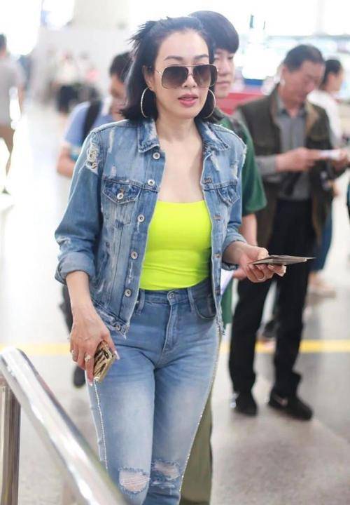 荧光 钟丽缇50岁也能美成少女!荧光绿吊带搭一身牛仔套装,巨时髦减龄