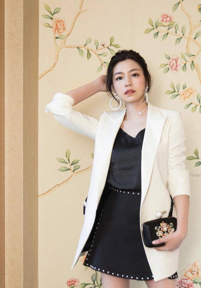 身材 陈妍希才是夏季穿搭模板，一袭蓝色印花吊带裙简约随性，美成初恋