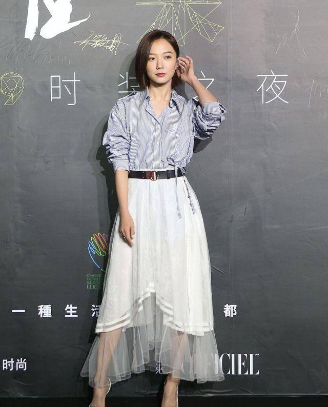 黑色 王珞丹真是“女中豪杰”，穿白色西装配直筒裤，合影比黄渤都霸气