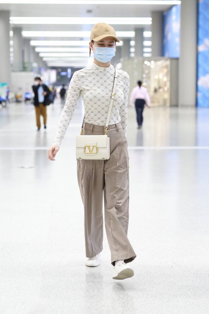 真名 何超莲才是真名媛，紧身上衣+阔腿裤好精致，秀出了身材还显高级