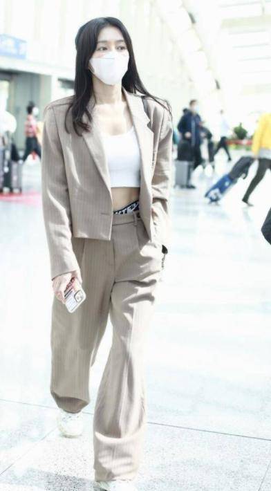 气息 一代性感女神秦岚，对方不仅永葆童颜，穿衣也相当少女