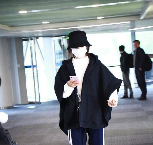 显得 谢娜这一身好显瘦，穿斗篷外套搭运动裤，时髦也很显气质！