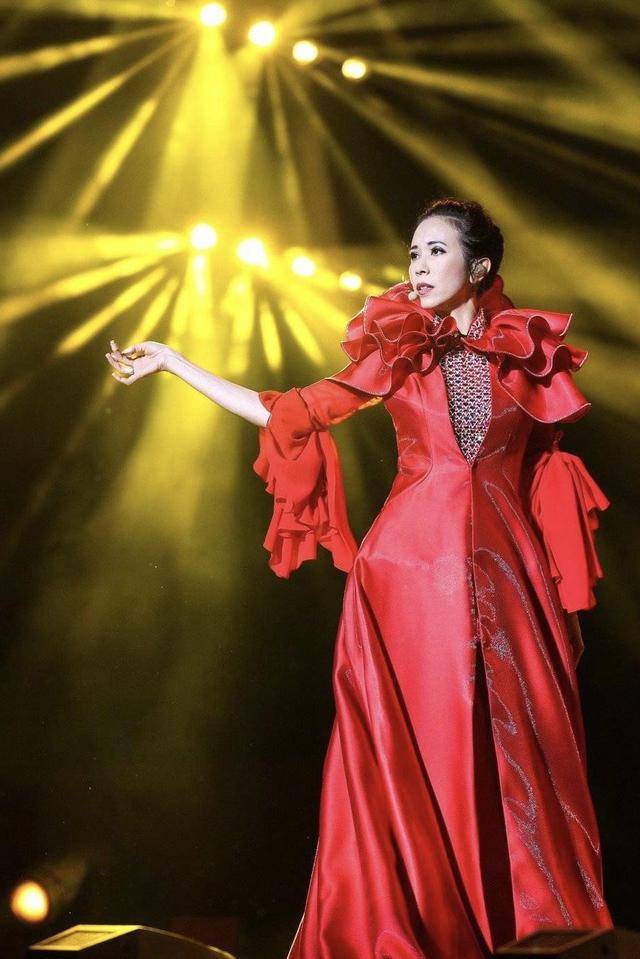 身材 莫文蔚不愧是“腿精”！连衣裙配黑色打底裤，“小鸟腿”好惊艳