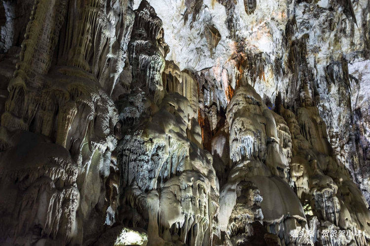 这里是天下第一洞，它是我国造型最奇特的洞穴之一，你想来看看吗