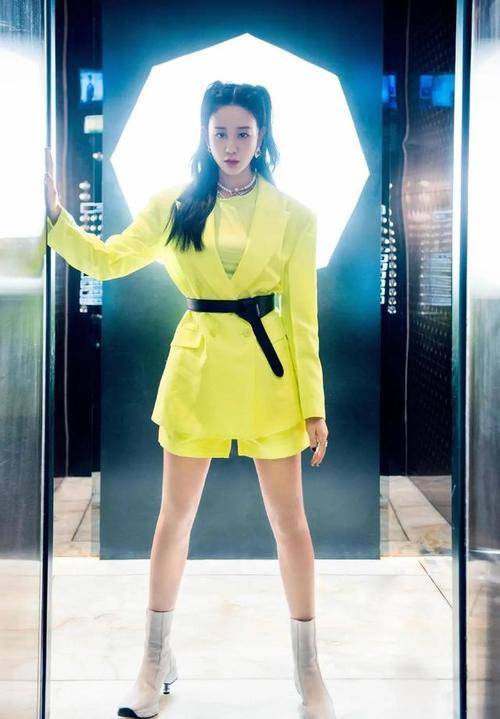 荧光 海陆摆脱米老鼠印象，西装短裤套装时髦又洋气，大长腿太绝了