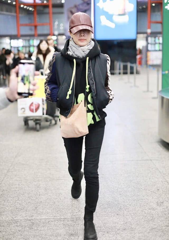 眼袋 马伊琍大步流星走机场,43岁穿成“叛逆少女”,帽子遮不住眼袋