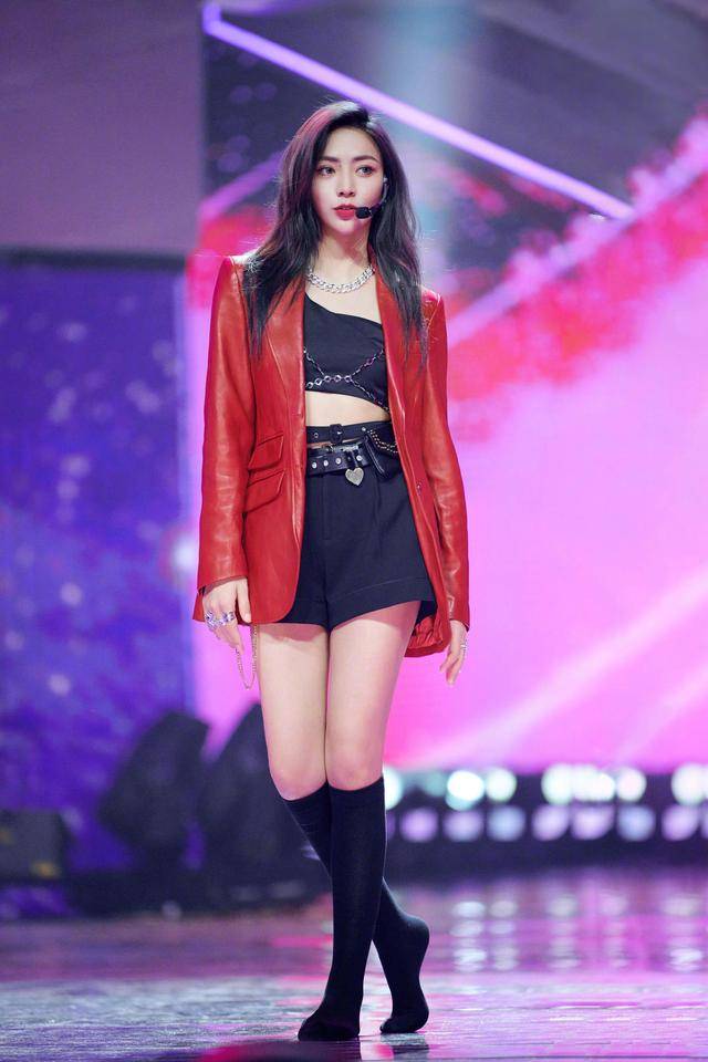 设计 谢可寅又不好好穿衣，穿露腰装秀身材，背带裤只扣半边好个性