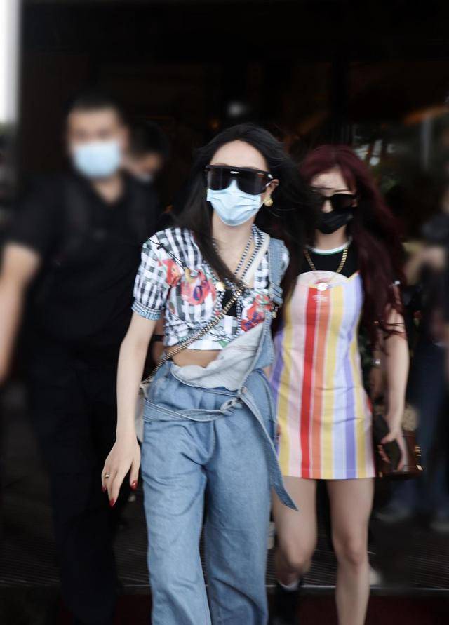 设计 谢可寅又不好好穿衣，穿露腰装秀身材，背带裤只扣半边好个性