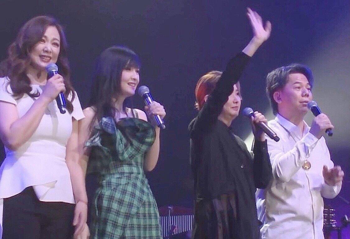 元素 周慧敏久违登台表演，穿荷叶裙体态似爱豆，四托一举头顶抢尽风头