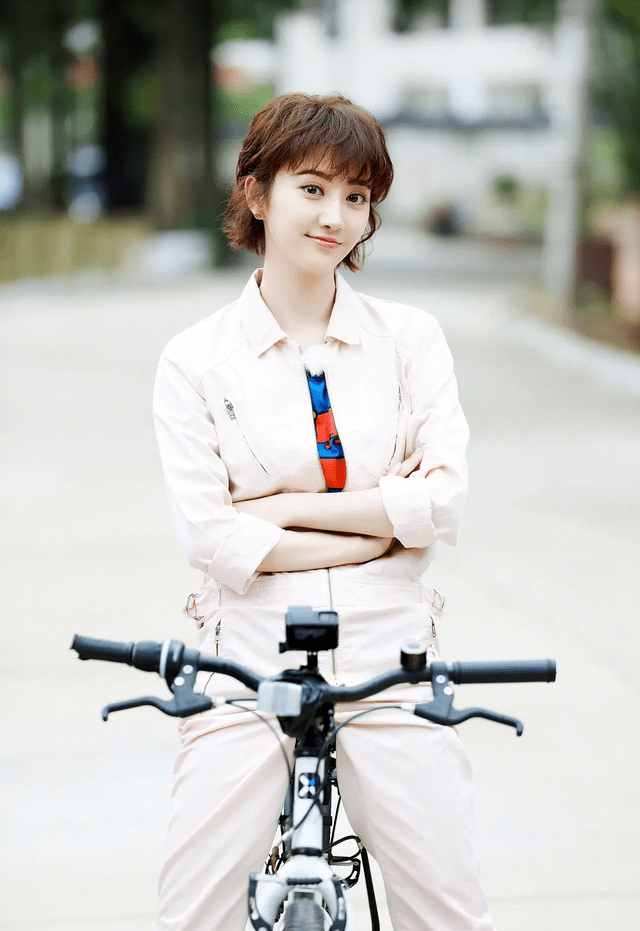 双颖“黑长直”惊艳众人的12位女星，双颖甜美娜扎性感，王祖贤难超越