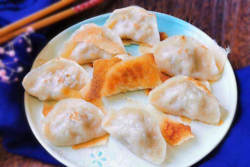 做法|秋凉了，韭菜苔馅做煎饺，鲜嫩多汁太香了，我家隔三差五做